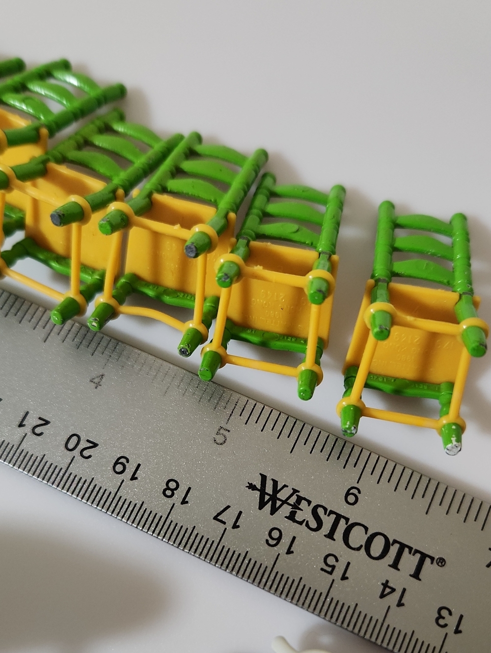 Vintage 1980s Mattel "The Littles" die-cast metal dollhouse furniture pieces - Picture 5 of 16
